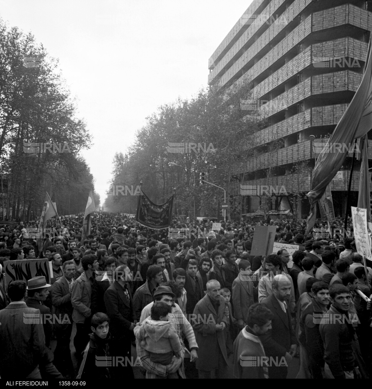 راهپیمایی مردم تهران و نماز جمعه در روز عاشورای حسینی