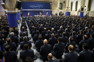 Le Leader de la Révolution islamique, l'Ayatollah Khamenei, reçoit des commandants de l'armée de l'air et de la défense aérienne, le vendredi 7 février 2025. (leader.ir)