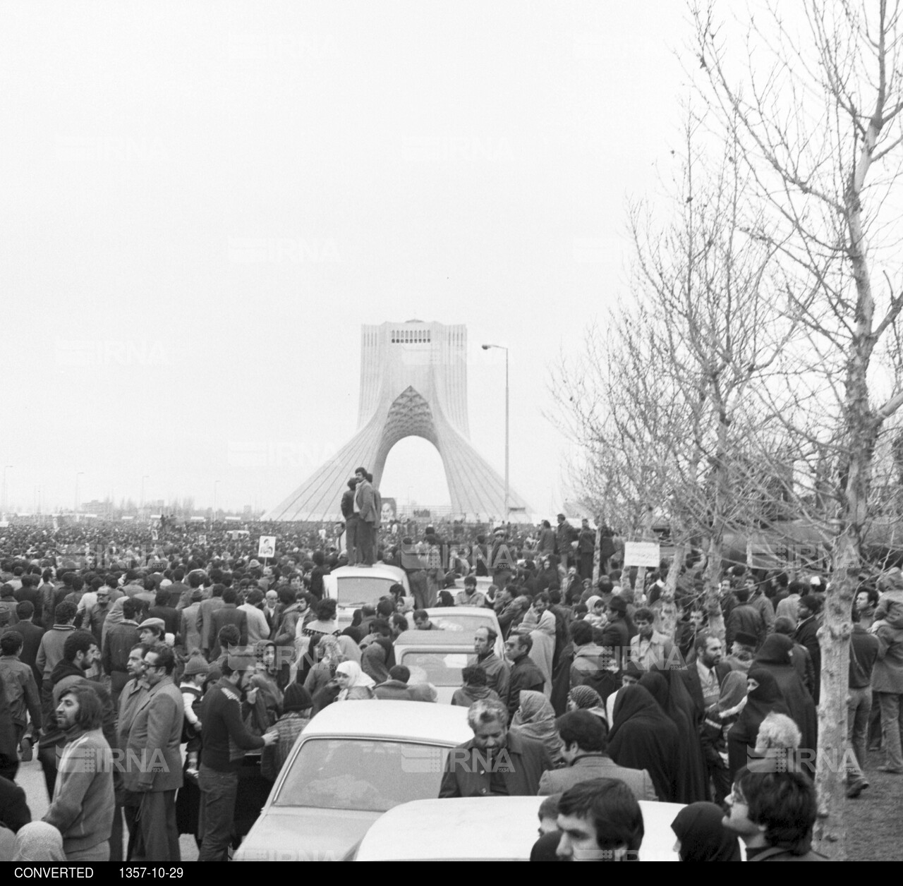 مروری بر روزهای انقلاب - راهپیمایی مردم در روز اربعین 29 دی 1357