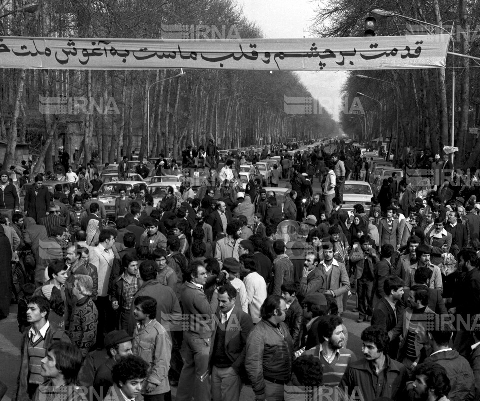 ورود امام خمینی به ایران و سخنرانی - استقبال در فرودگاه مهرآباد