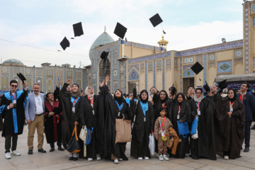 Téhéran (IRNA)-La cérémonie de remise des diplômes de 500 étrangers de 22 nationalités différentes, qui viennent de terminer leurs études dans les universités iraniennes, a eu lieu ce jeudi après-midi (12 décembre 2024) à l'université de Chiraz et dans le sanctuaire sacré de Shahcheragh (PSL). (Photo : Reza Qaderi)