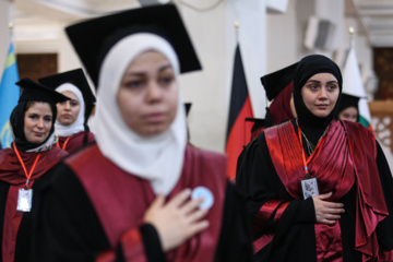 Téhéran (IRNA)-La cérémonie de remise des diplômes de 500 étrangers de 22 nationalités différentes, qui viennent de terminer leurs études dans les universités iraniennes, a eu lieu ce jeudi après-midi (12 décembre 2024) à l'université de Chiraz et dans le sanctuaire sacré de Shahcheragh (PSL). (Photo : Reza Qaderi)