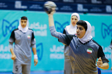 Entrenamiento del equipo femenino iraní de balonmano 
