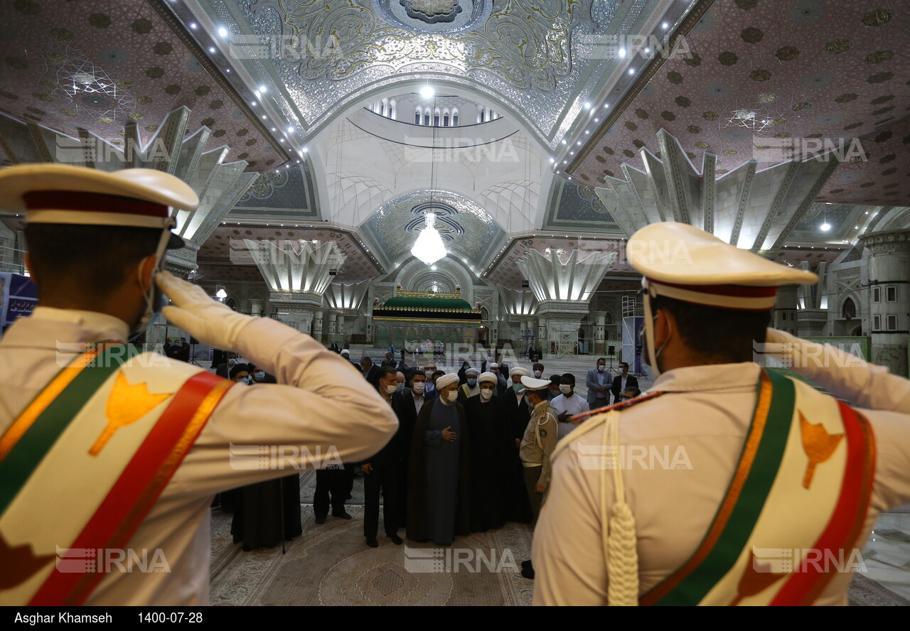 ادای احترام میهمانان کنفرانس وحدت اسلامی به امام راحل