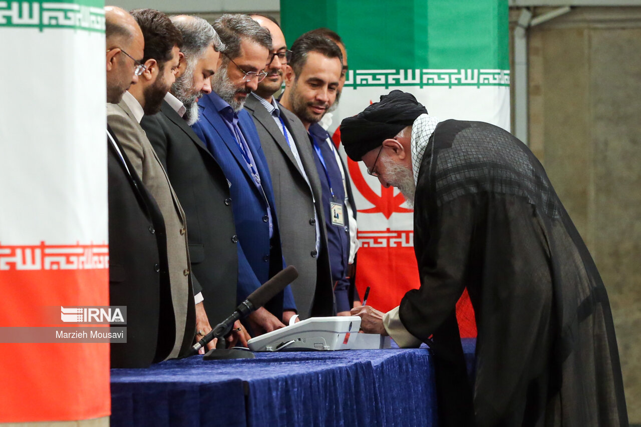 Supreme Leader casts ballot in runoff presidential election