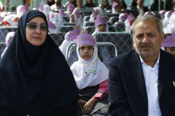 «علیرضا کاظمی» وزیر آموزش و پرورش در مراسم جشن شکوفه ها در دبستان دخترانه امام موسی صدر 