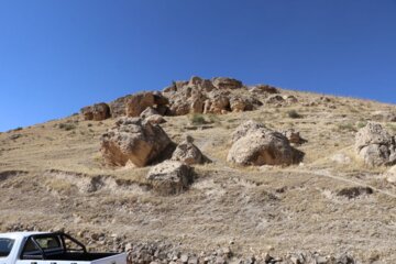 ریزش سنگ ساکنان روستای شیخلر در بوکان راتهدید میکند