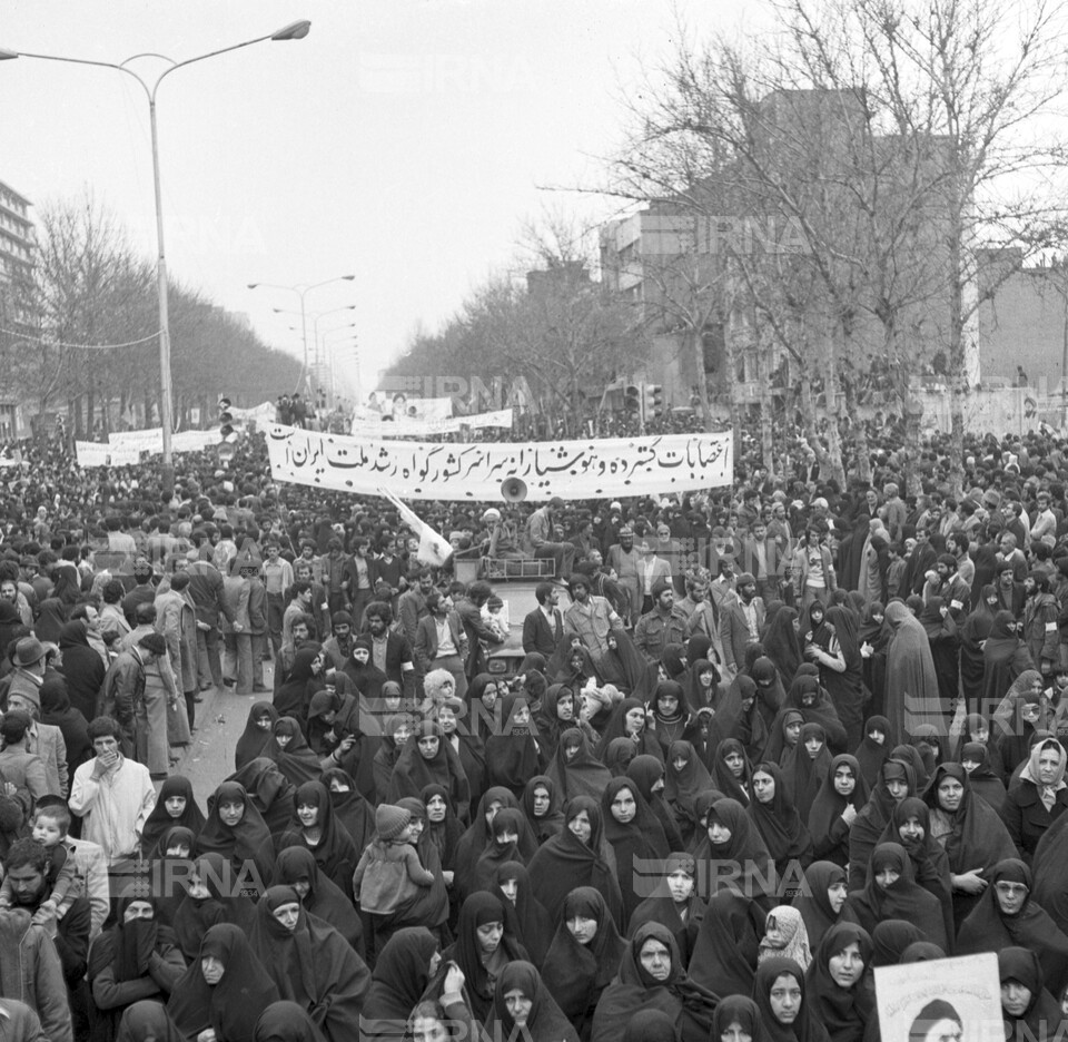 راهپیمایی مردم تهران برای پشتیبانی از دولت مهندس بازرگان