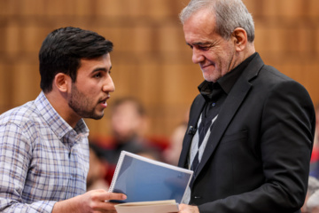 Presidente Pezeshkian asiste a la ceremonia de Día de Estudiante Universitario 