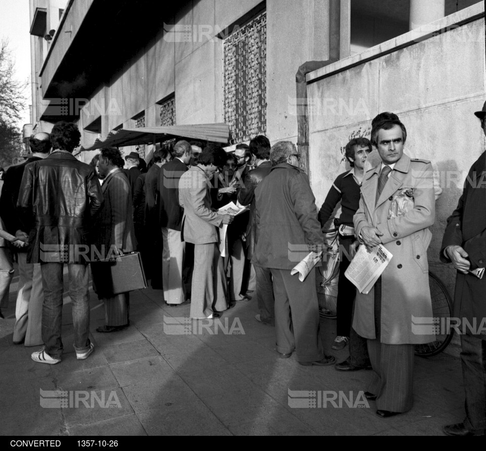 حضور مردم در خیابان های تهران پس از شنیدن خبر فرار شاه