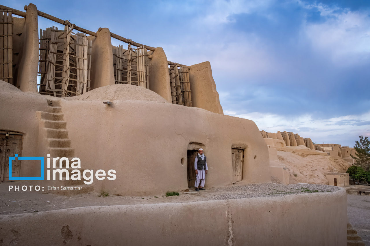 گردشگری در خراسان رضوی، آسبادهای نشتیفان خواف مجموعه‌ای تاریخی در استان خراسان رضوی، یکی از بزرگترین مجموعه‌های تاریخی خشت،گل و چوب ایران است.