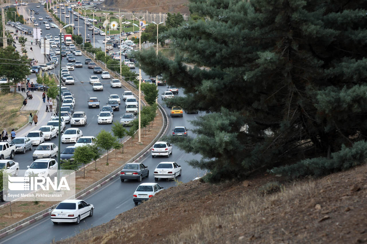 ترافیک در مسیرهای خروجی تهران نیمه سنگین است