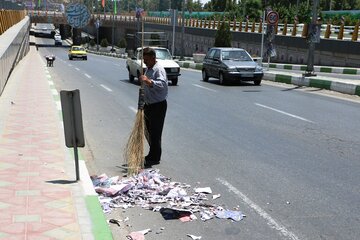 آثار غیرمجاز تبلیغاتی از سطح شهر ورامین جمع‌آوری شد
