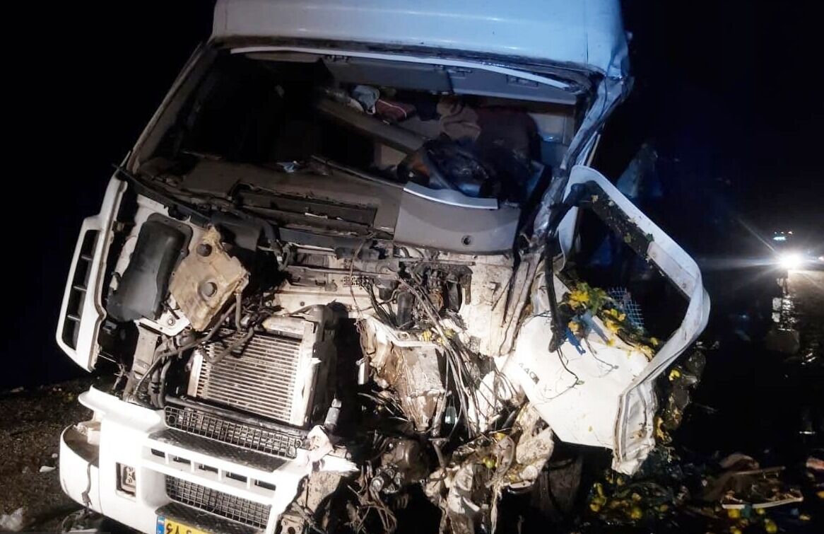 تصادف رخ به رخ خودروهای سنگین در سمنان ۲ کشته و یک مصدوم داشت