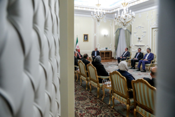 Le président du Parlement irakien, Mahmoud Al-Mashhadani, a rencontré ce lundi après-midi 3 février 2025 (15 Bahman 1403) le président iranien, Masoud Pezeshkian, pour des discussions et des échanges bilatéraux. (Mohammad Mahdi Pourarabe-IRNA)