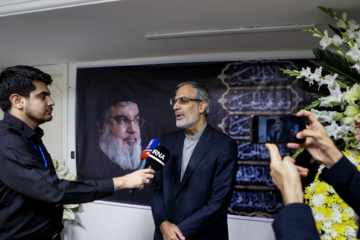 La cérémonie de condoléances pour le martyre de Sayed Hassan Nasrallah (Que sa demeure soit au Paradis) a eu lieu ce lundi 30 septembre 2024 au bureau du Hezbollah libanais  à Téhéran. Photo: Asghar Khamseh