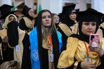 Téhéran (IRNA)-La cérémonie de remise des diplômes de 500 étrangers de 22 nationalités différentes, qui viennent de terminer leurs études dans les universités iraniennes, a eu lieu ce jeudi après-midi (12 décembre 2024) à l'université de Chiraz et dans le sanctuaire sacré de Shahcheragh (PSL). (Photo : Reza Qaderi)