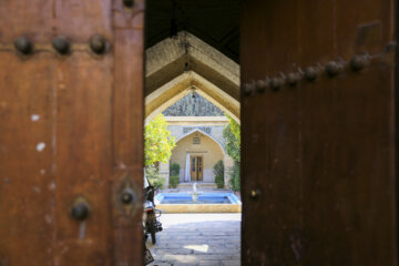 گذری در محله تاریخی لب آب شیراز