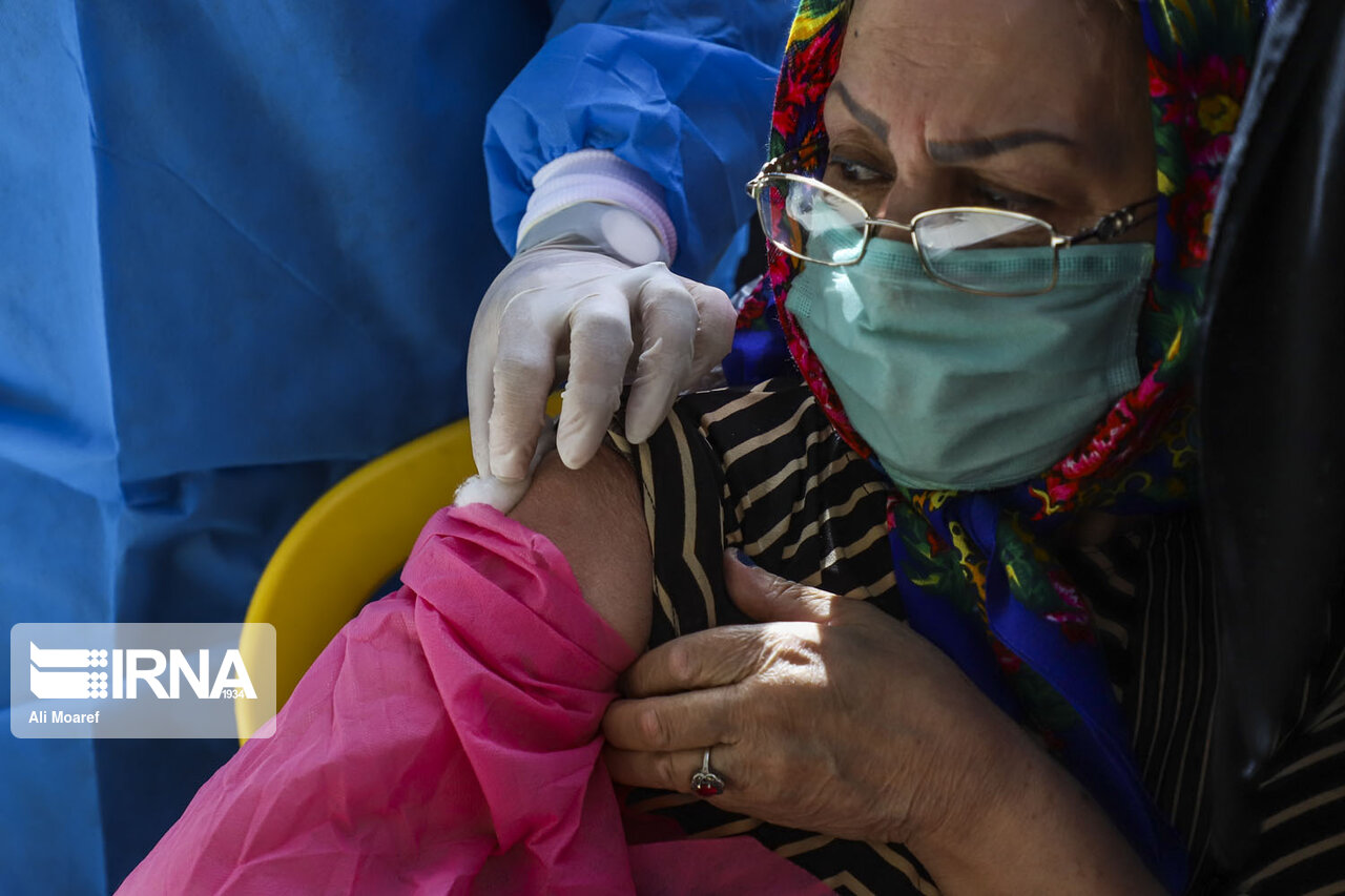 ۲۱۹ نفر از سالمندان و کارکنان بهزیستی کردستان مقابل کرونا واکسینه شدند