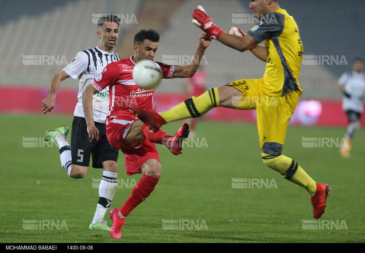 دیدار تیم فوتبال پرسپولیس و نفت مسجدسلیمان