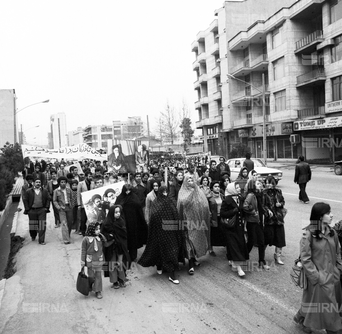 راهپیمایی مردم تهران برای پشتیبانی از دولت مهندس بازرگان