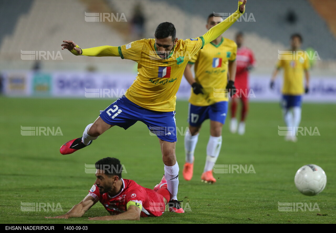 دیدار تیم های فوتبال پرسپولیس و صنعت نفت آبادان