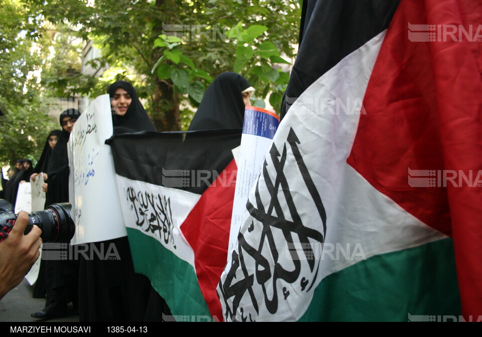 تشکیل زنجیره انسانی دانشجویان مقابل سفارت فلسطین