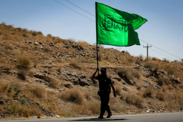 Peregrinos caminan hacia Mashhad para conmemorar el aniversario del martirio del Imam Reza (P)