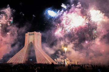 La tour Azadi de Téhéran brille à l'occasion de l'anniversaire de la révolution islamique