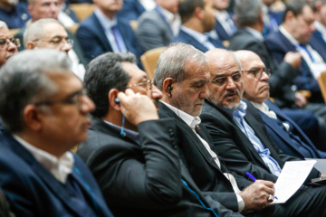 Le président iranien visite l'exposition commerciale internationale avec l'Eurasie