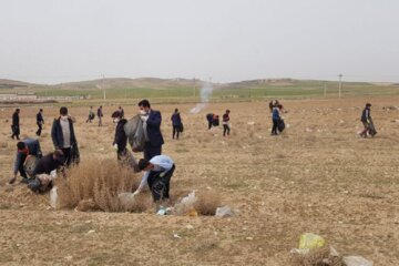 حاشیه روستای «گل‌سليمان آباد» میاندوآب در آستانه روز طبیعت پاکسازی شد