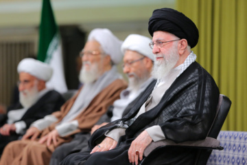 L’ayatollah Khamenei reçoit un groupe de responsables iraniens, d'ambassadeurs des pays islamiques