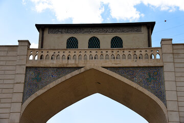 دروازه قرآن شیراز و آرامگاه غریب حاج حسین ایگار