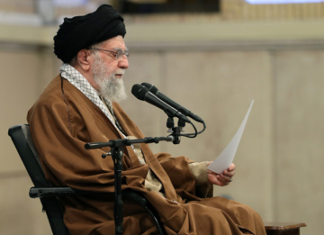 Le Leader de la Révolution islamique, l'Ayatollah Khamenei, reçoit des commandants de l'armée de l'air et de la défense aérienne, le vendredi 7 février 2025. (leader.ir)