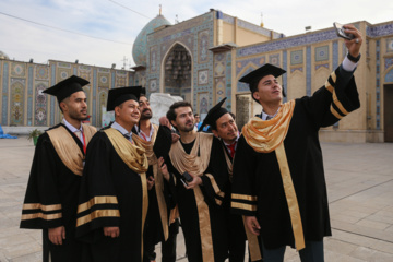 Téhéran (IRNA)-La cérémonie de remise des diplômes de 500 étrangers de 22 nationalités différentes, qui viennent de terminer leurs études dans les universités iraniennes, a eu lieu ce jeudi après-midi (12 décembre 2024) à l'université de Chiraz et dans le sanctuaire sacré de Shahcheragh (PSL). (Photo : Reza Qaderi)