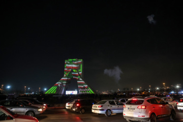 La tour Azadi de Téhéran brille à l'occasion de l'anniversaire de la révolution islamique