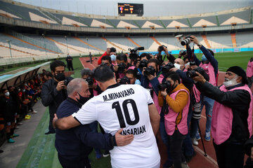 دیدار تیم‌های منتخب ۹۸ و منتخب سرخ آبی یادبود مهرداد میناوند و علی انصاریان