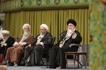 L’ayatollah Khamenei reçoit un groupe de responsables iraniens, d'ambassadeurs des pays islamiques