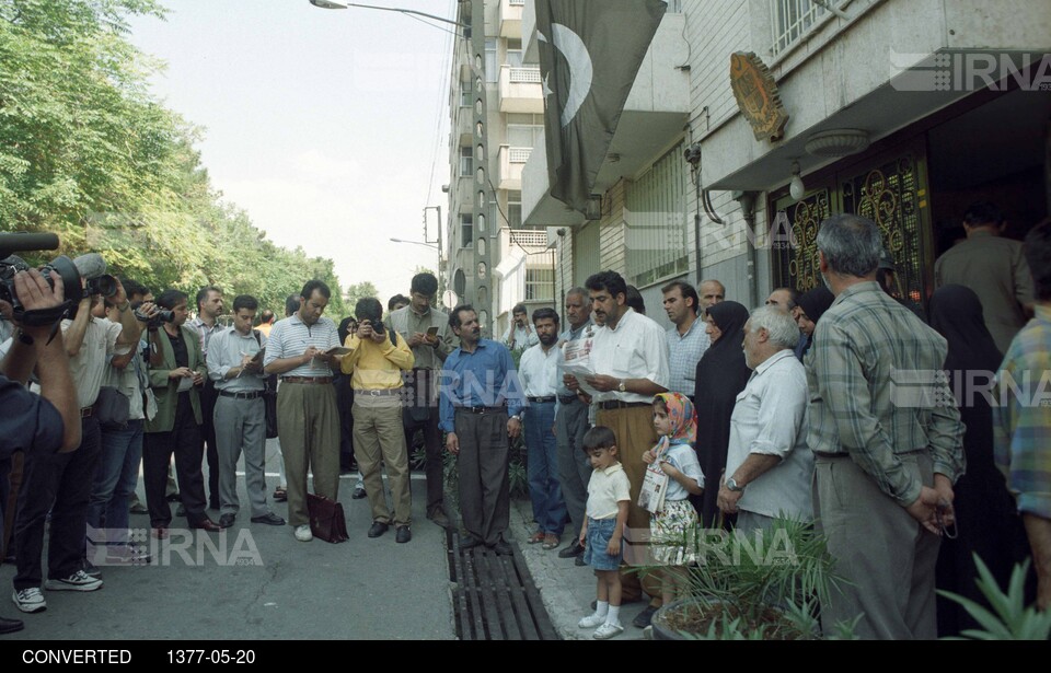 تجمع خانواده محمود صارمی خبرنگار ایرنا مقابل سفارت پاکستان