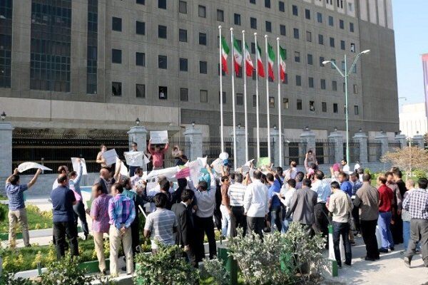 جمعی از معلمان نهضت سوادآموزی مقابل مجلس تجمع کردند