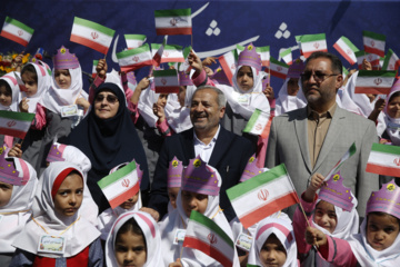 «علیرضا کاظمی» وزیر آموزش و پرورش در مراسم جشن شکوفه ها در دبستان دخترانه امام موسی صدر 