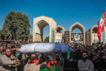 Iran : enterrement des corps de soldats martyrs inconnus à Yazd