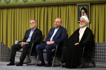 L’ayatollah Khamenei reçoit un groupe de responsables iraniens, d'ambassadeurs des pays islamiques