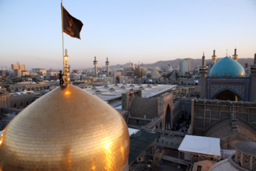 Servants change dome flag at Imam Reza (AS) shrine