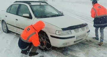 راهداران آذربایجان‌شرقی به ۷۲۳ خودرو گرفتار در برف و کولاک امدادرسانی کردند 