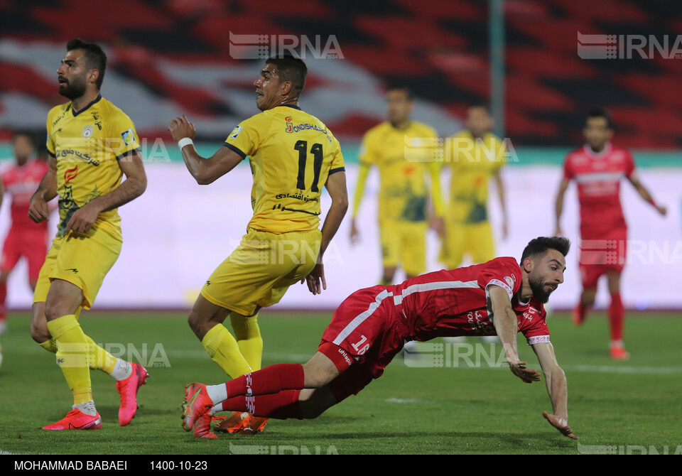 دیدار تیمهای فوتبال پرسپولیس و فجر سپاسی شیراز