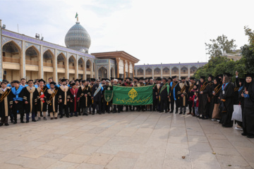 Téhéran (IRNA)-La cérémonie de remise des diplômes de 500 étrangers de 22 nationalités différentes, qui viennent de terminer leurs études dans les universités iraniennes, a eu lieu ce jeudi après-midi (12 décembre 2024) à l'université de Chiraz et dans le sanctuaire sacré de Shahcheragh (PSL). (Photo : Reza Qaderi)