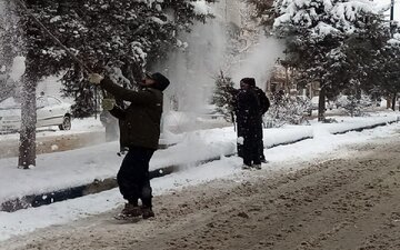 برف‌روبی معابر شهر میاندوآب توسط عوامل شهرداری