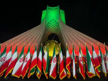 le feu d’artifice du 22 bahman sur la tour Azadi de Téhéran 