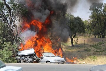 پژو در جنوب کرمان واژگون و دچار حریق شد؛ ۲ سرنشین در آتش سوختند